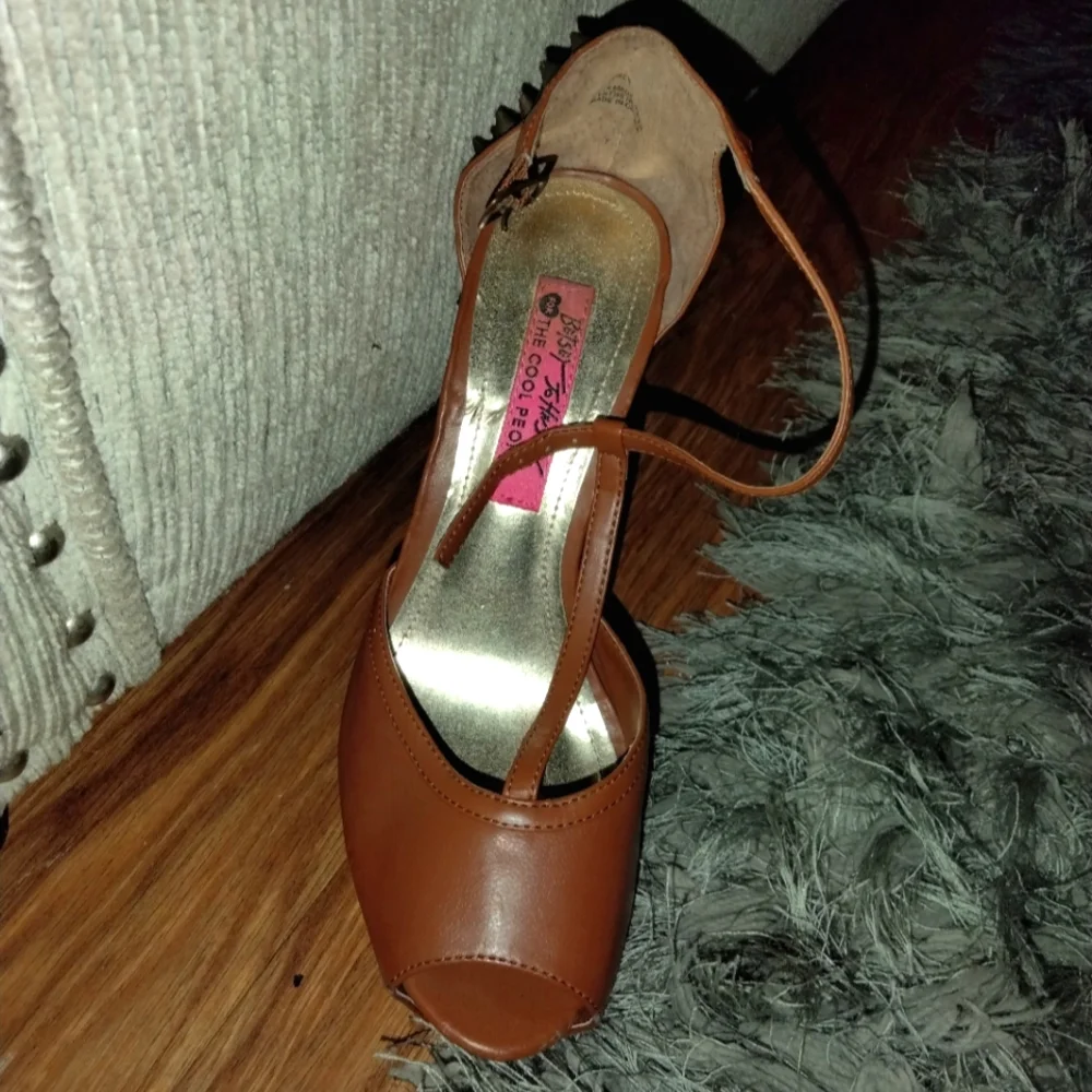 Heels - Picture 2 of 3